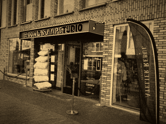 De showroom van Woon & Slaapstudio aan de Gedempte Singel 11 in Assen